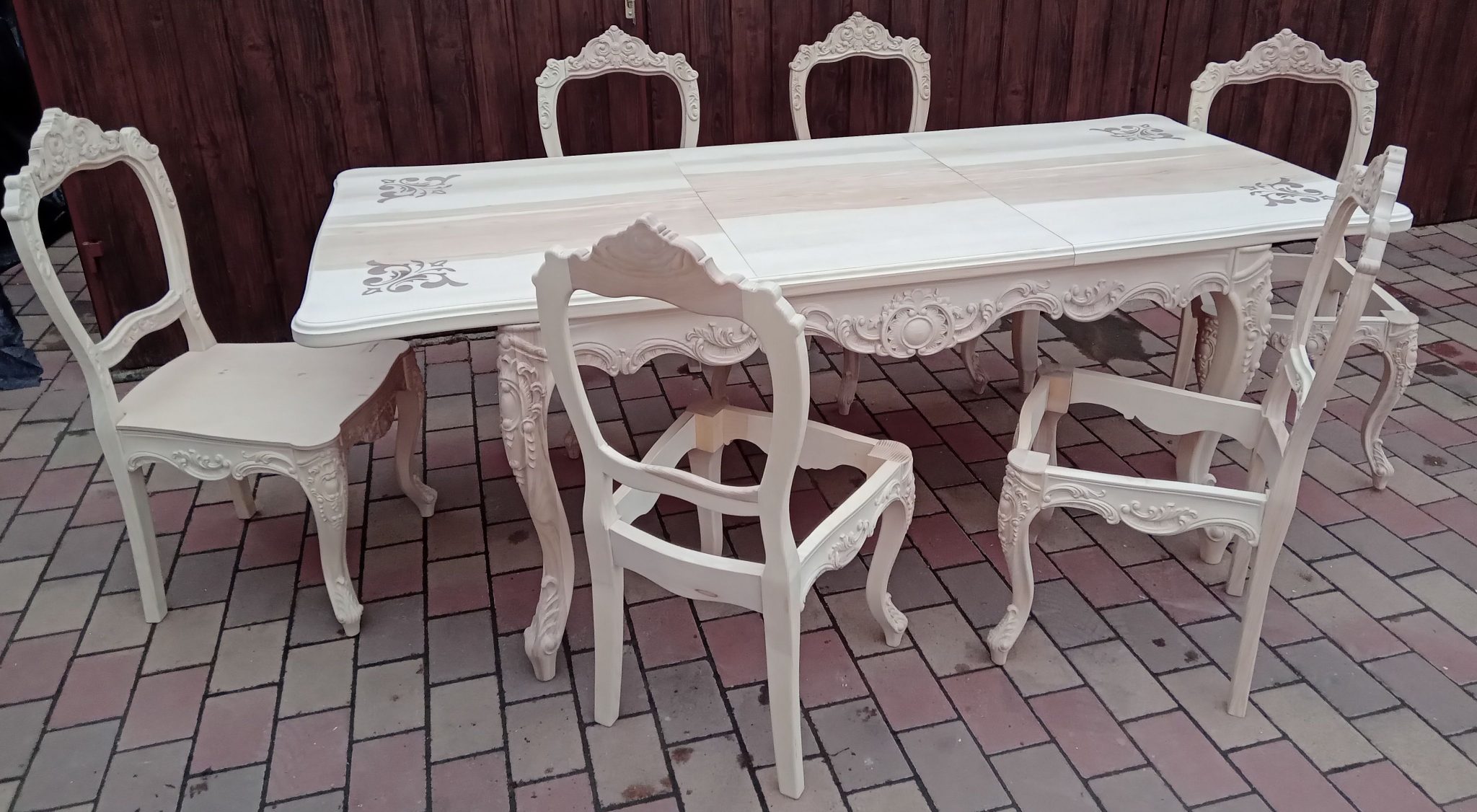 faragott asztal, faragott szék 6 fős, bővíthető vendéglappal. 150x210cm